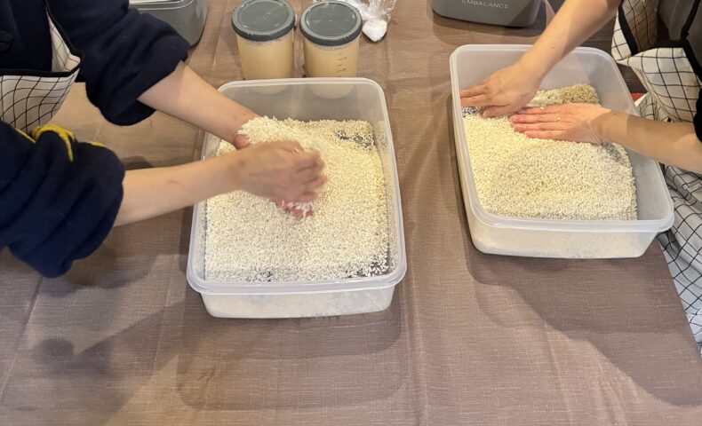 春のデトックスに。生きた酵素たっぷりの5倍麹味噌を仕込む様子。手から伝わる温もりで発酵を助ける手作り味噌体験。