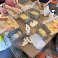 大阪・高槻の味噌作り教室。参加者が5倍麹と大豆を丁寧に手で混ぜ合わせている様子。