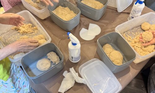 大阪・高槻の味噌作り教室。参加者が5倍麹と大豆を丁寧に手で混ぜ合わせている様子。