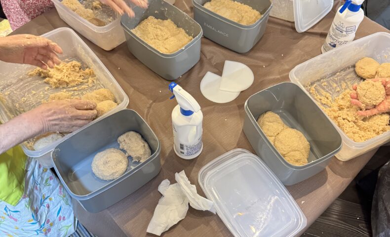 大阪・高槻の味噌作り教室。参加者が5倍麹と大豆を丁寧に手で混ぜ合わせている様子。